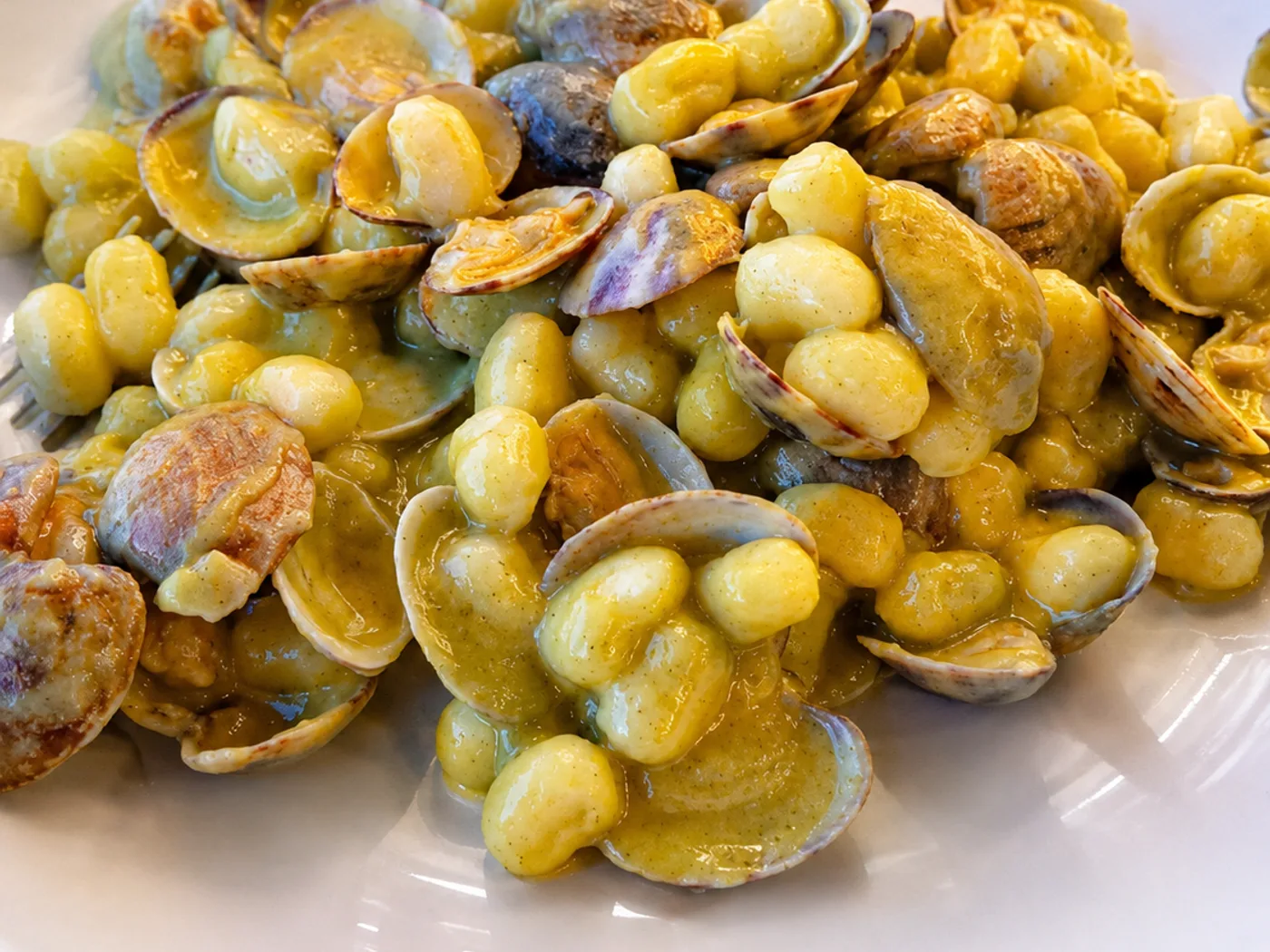 Gnocchi alle vongole nel piatto